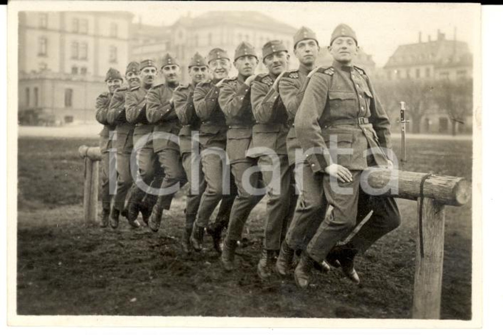 Fotografia d epoca originale 1930 ca ZURIGO SCHWEIZER ARMEE Militari fanteria posano su staccionata Foto 1