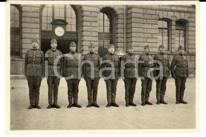 Fotografia d epoca originale 1930 ca ZURIGO SCHWEIZER ARMEE Militari fanteria in posa nella caserma Foto 1