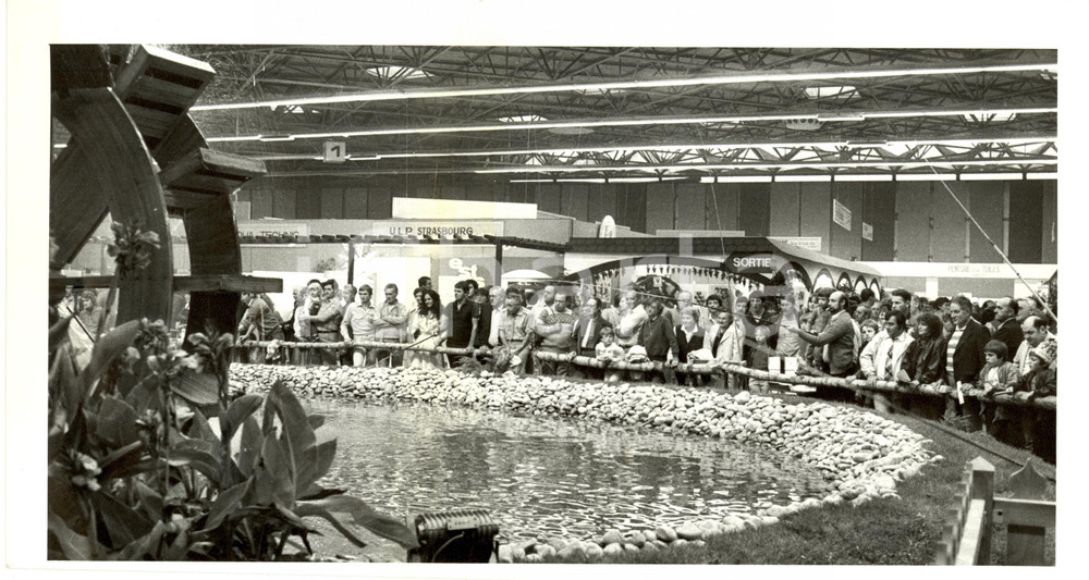 Fotografia d epoca originale 1980 ca MULHOUSE F Giornate di Ottobre  Dimostrazione PESCA alla fiera Foto 1
