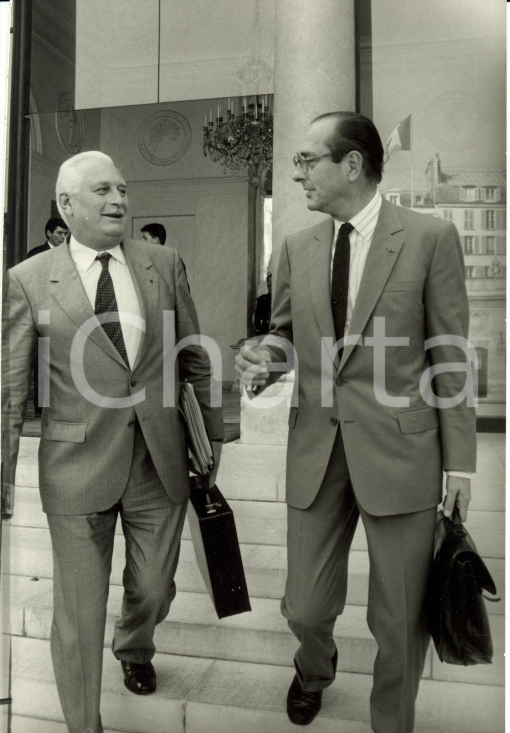 Fotografia d epoca originale 1986 PARIGI F AndrÃ© GIRAUD e Jacques CHIRAC all uscita dell ELISEO Fotografia 1