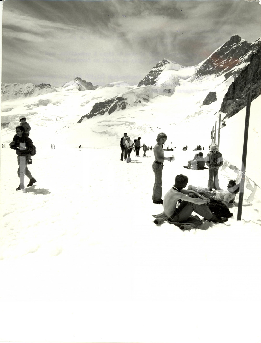 Fotografia d epoca originale 1980 ca SVIZZERA Monte JUNGFRAU  Turisti si rilassano su distese di neve Foto 1
