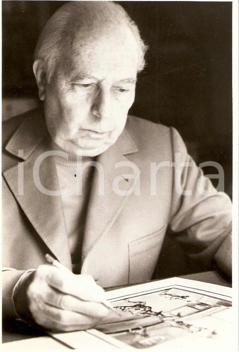 Fotografia d epoca originale 1980 ca FRANCE Illustratore Robert BELTZ disegna nel suo studio Fotografia 1