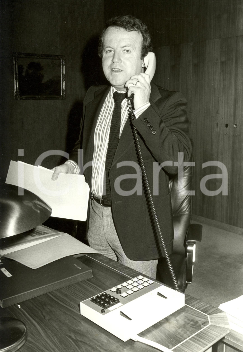 Fotografia d epoca originale 1978 GERMANIA Gerold TANDLER Ministro Interno al telefono nel suo ufficio Foto 1
