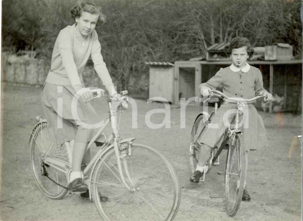 Fotografia d epoca originale 1950 ca CASCAIS PORTOGALLO? Maria Gabrielle Maria Beatrice SAVOIA bicicletta 1
