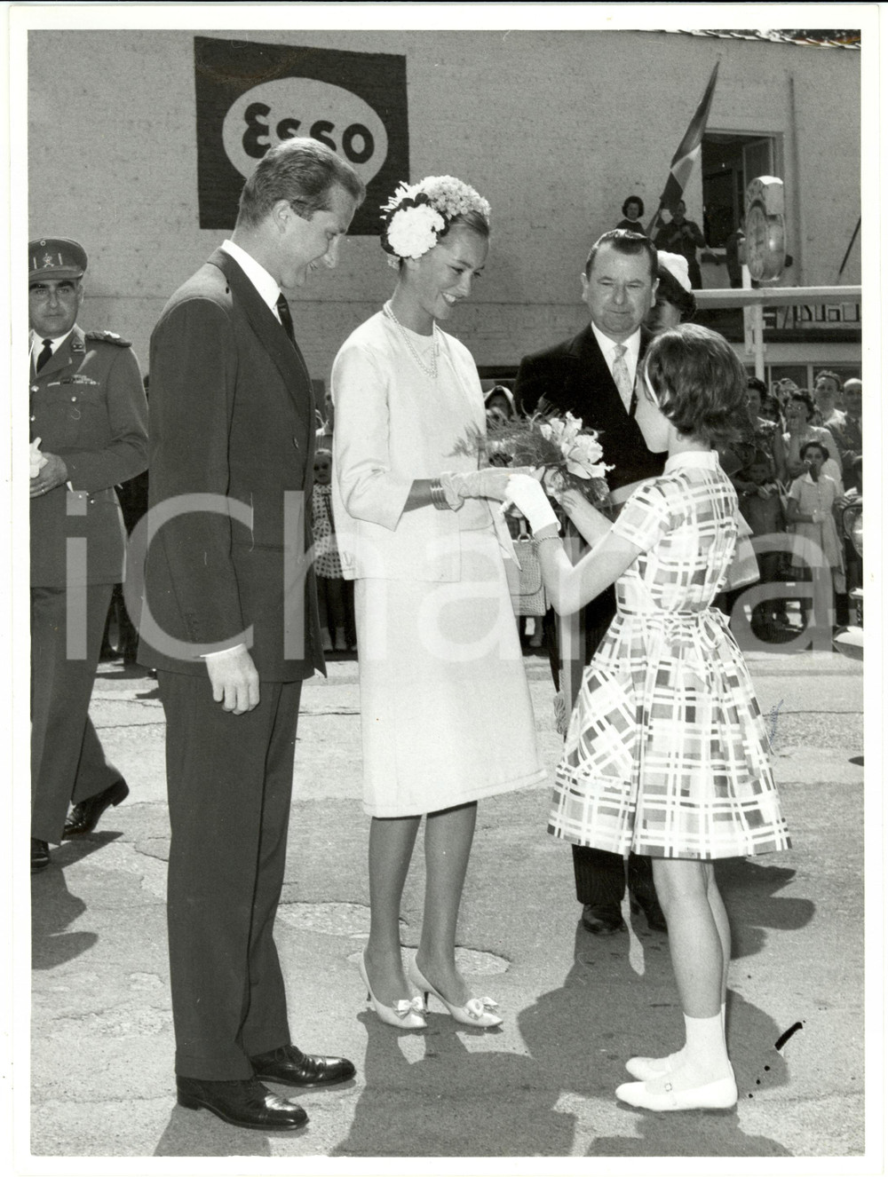 Fotografia d epoca originale 1961 WAVRE B Principi Alberto e Paola accolti da bambina con fiori Fotografia 1