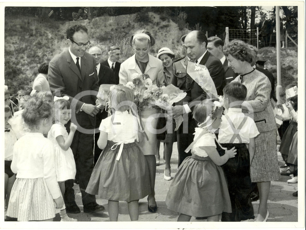 Fotografia d epoca originale 1961 WOLUWESAINTLAMBERT Principessa Paola BELGIO riceve fiori da bambini Foto 1