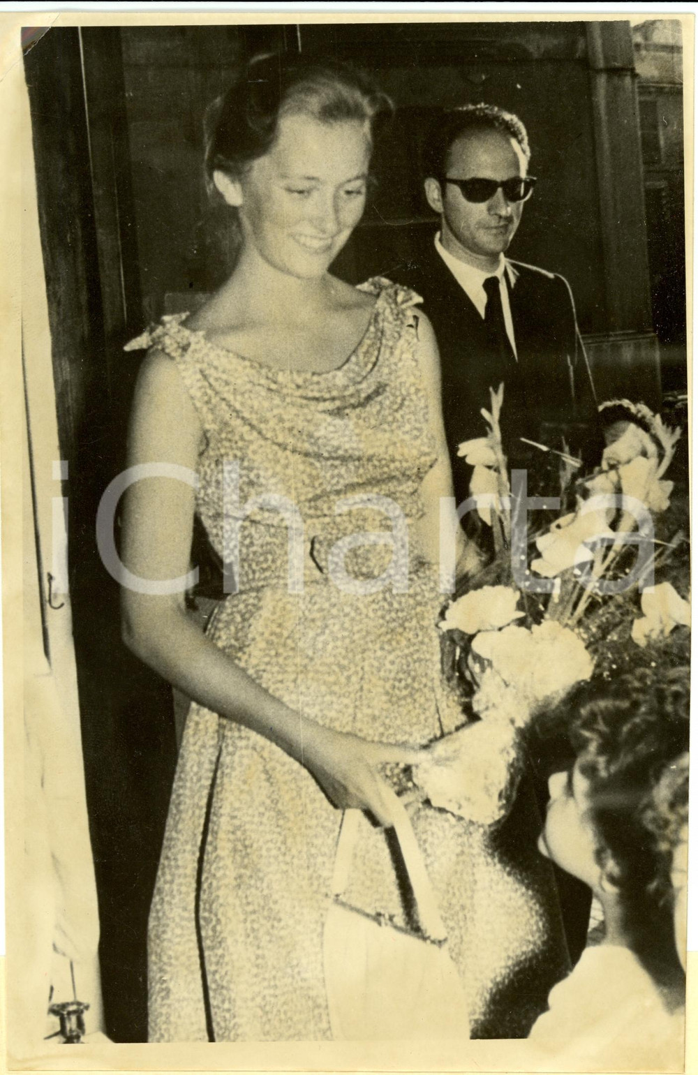 Fotografia d epoca originale 1960 ca PALMA DI MAIORCA Principessa Paola BELGIO riceve fiori da bambina Foto 1