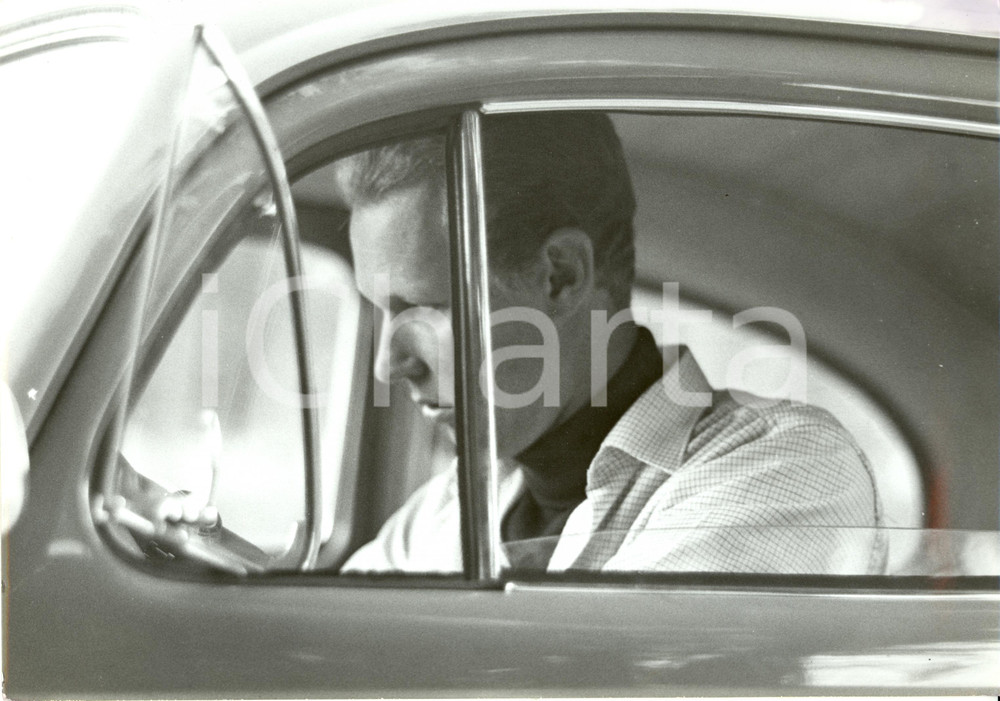 Fotografia d epoca originale 1960 ca SAINTTROPEZ F Vittorio Emanuele SAVOIA guida la sua automobile Foto 1