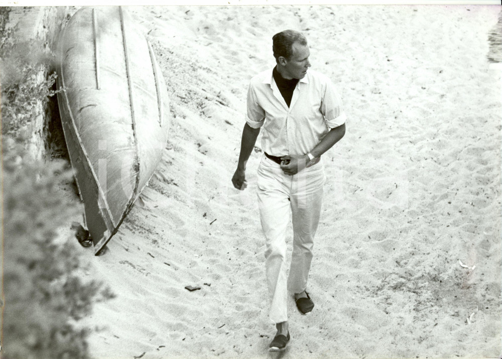 Fotografia d epoca originale 1960 ca SAINTTROPEZ F Vittorio Emanuele SAVOIA cammina sulla spiaggia Foto 1