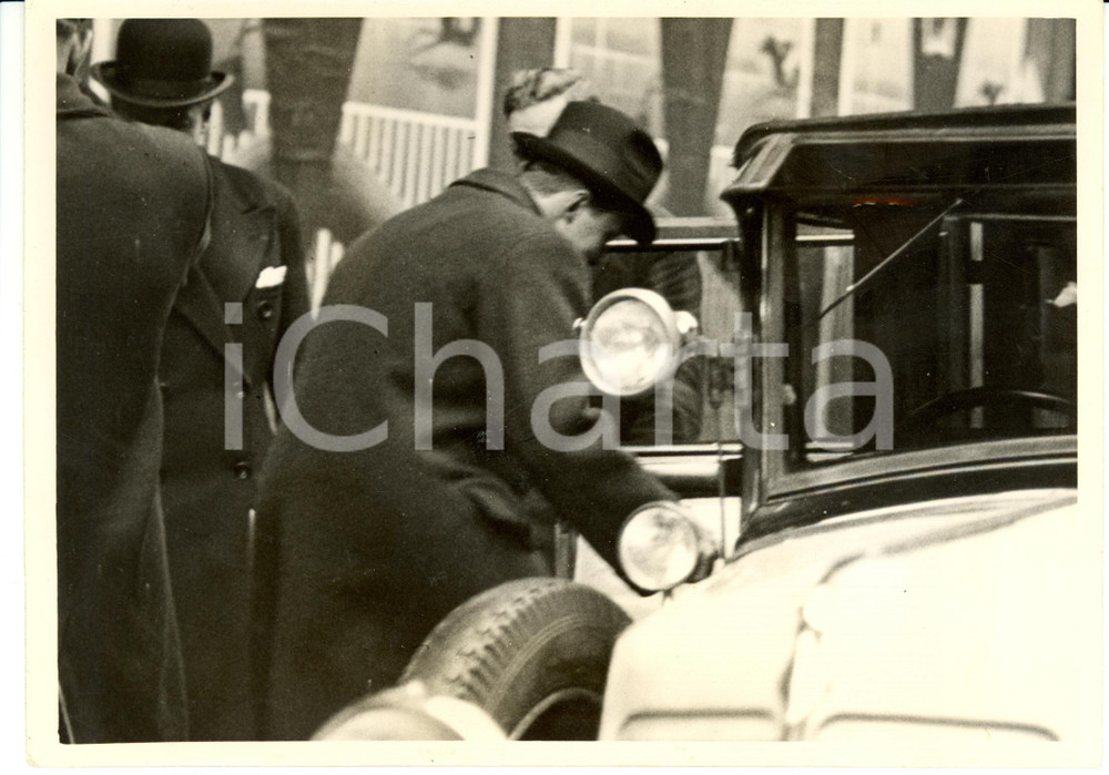 Fotografia d epoca originale 1937 PARIS F Arciduca Ottone di ASBURGOLORENA sale sulla sua automobile Foto 1