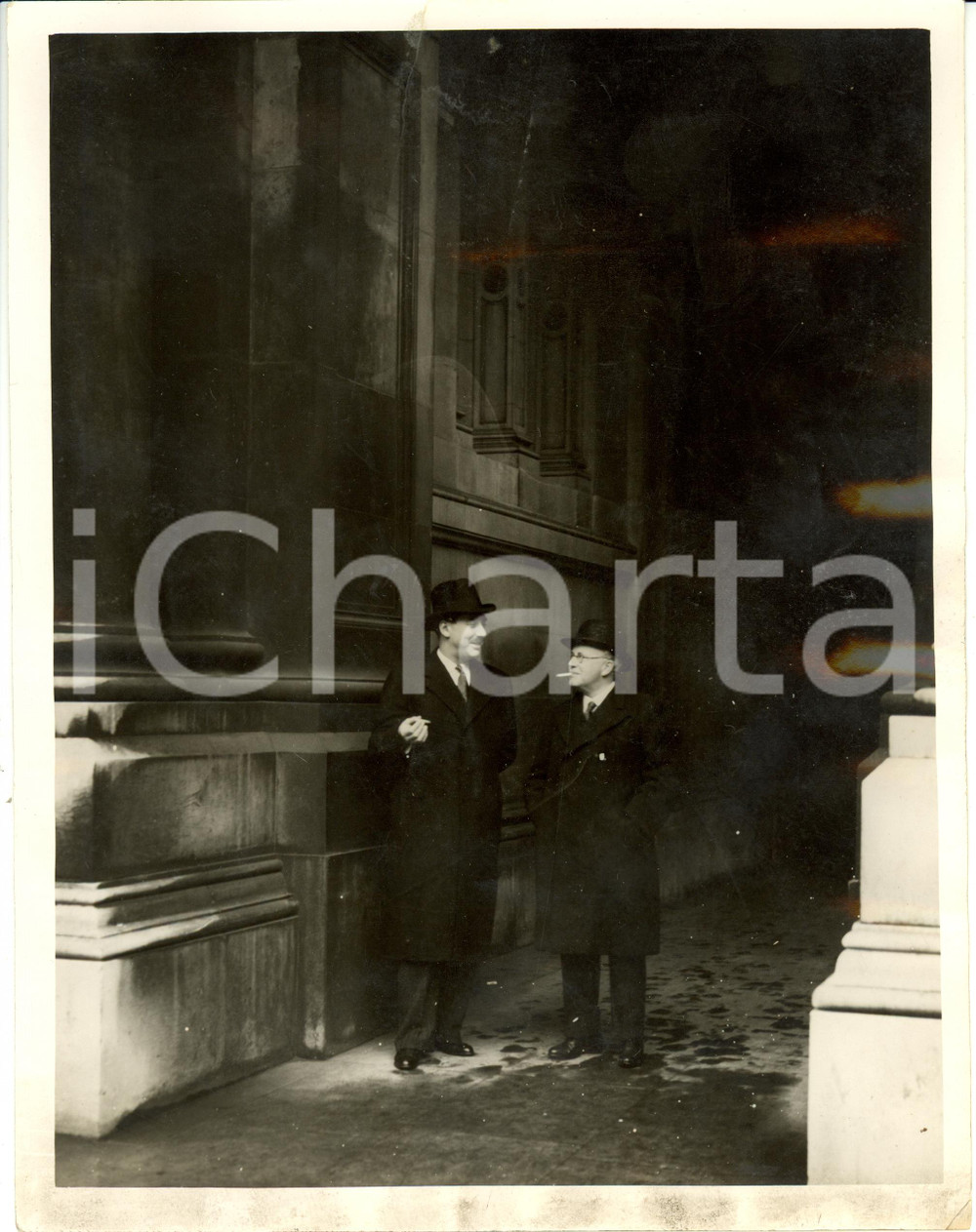 Fotografia d epoca originale 1939 LONDON UK Howard KINGSLEY WOOD e Guy LA CHAMBRE fumano e parlano Foto 1