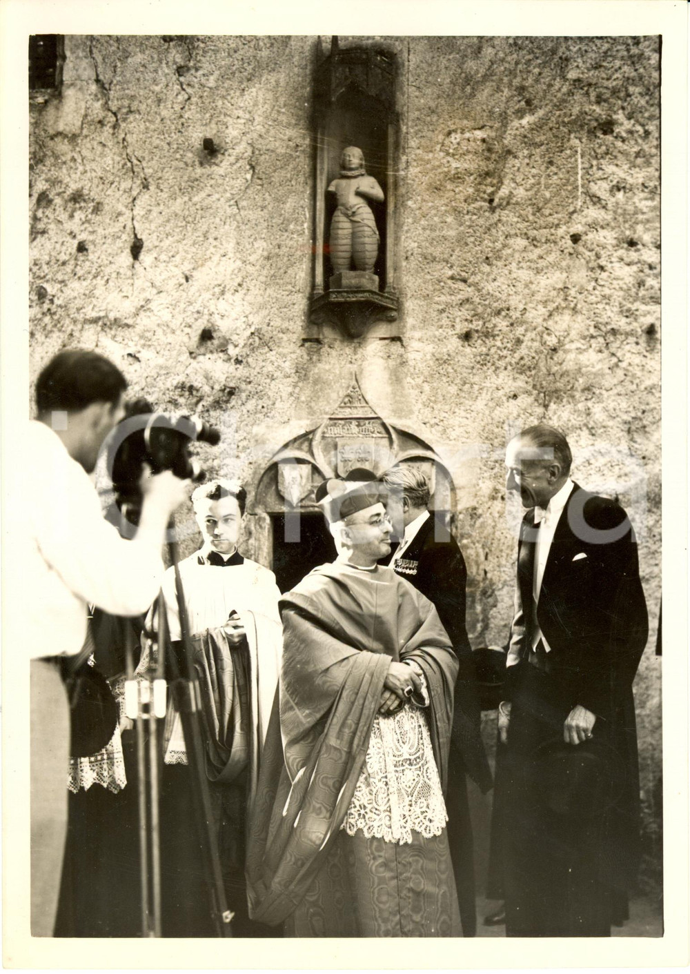 Fotografia d epoca originale 1940 ca LORENA F Cardinale Rodrigue VILLENEUVE lascia Basilica di BOISCHENU 1
