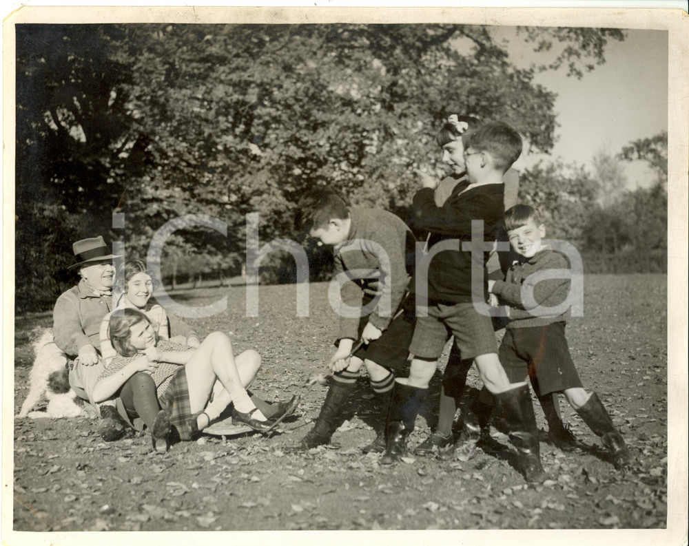 Fotografia d epoca originale 1939 LONDON Howard KINGSLEY WOOD playing with evacuated children Photograph 1