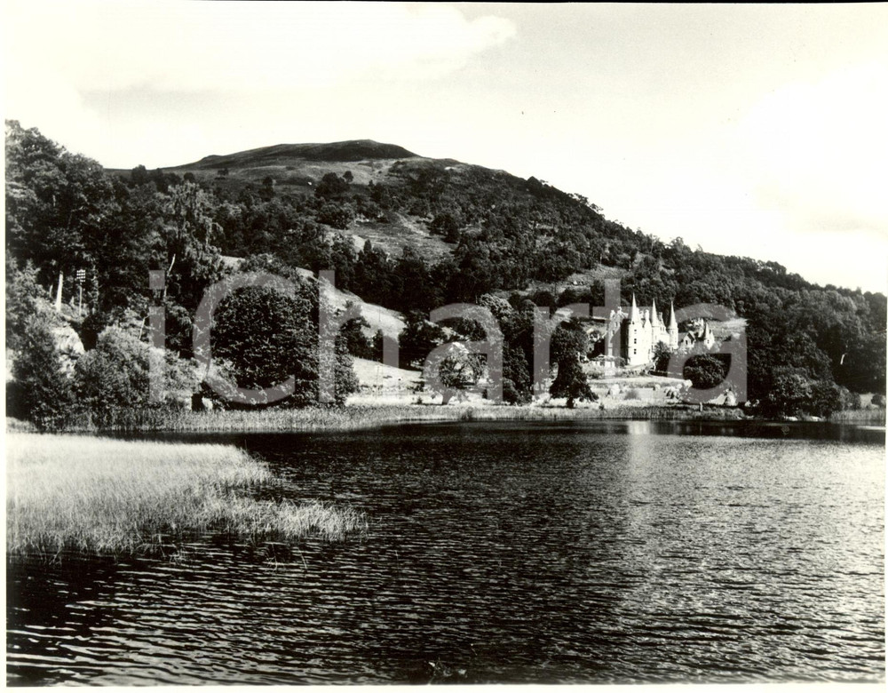 Fotografia d epoca originale 1985 ca SCOTLAND UK Loch ACHRAY with TIGH MOR Castle Photograph 1