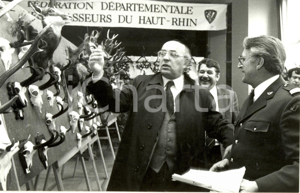 Fotografia d epoca originale 1985 FRANCIA Henri GOETSCHY et bois animal  Foire CHASSEURS du HAUTRHIN Photo 1