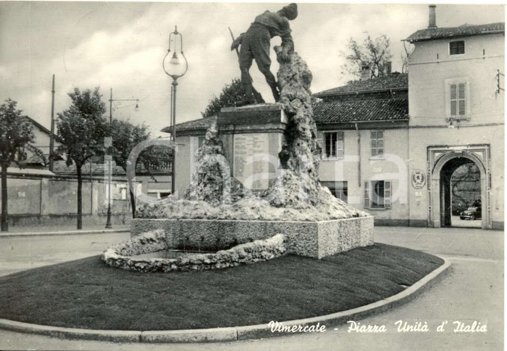 Cartolina originale da collezione 1952 VIMERCATE MI Piazza Unità d Italia e MONUMENTO Cartolina FG VG 1
