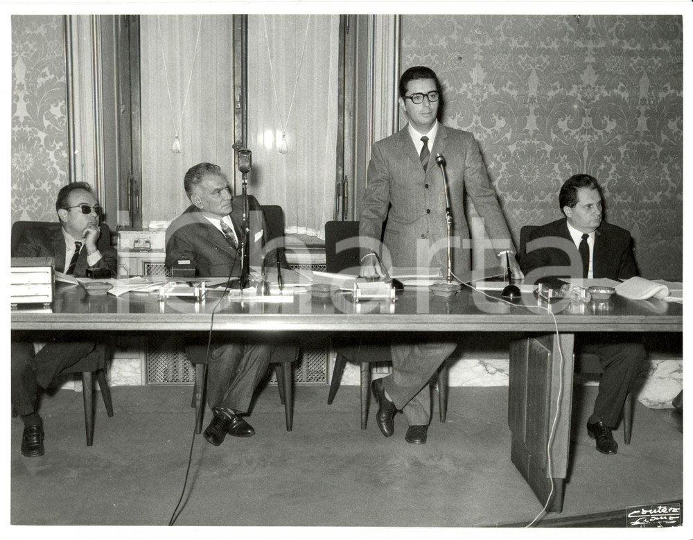 Fotografia d epoca originale 1969 ROMA Convegno ISLE Umberto COZZOLINI Presidente ascolta relazione Foto 1