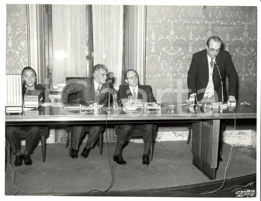 Fotografia d epoca originale 1969 ROMA Convegno ISLE Massimo FERRARESE relatore e Umberto COZZOLINI Foto 1
