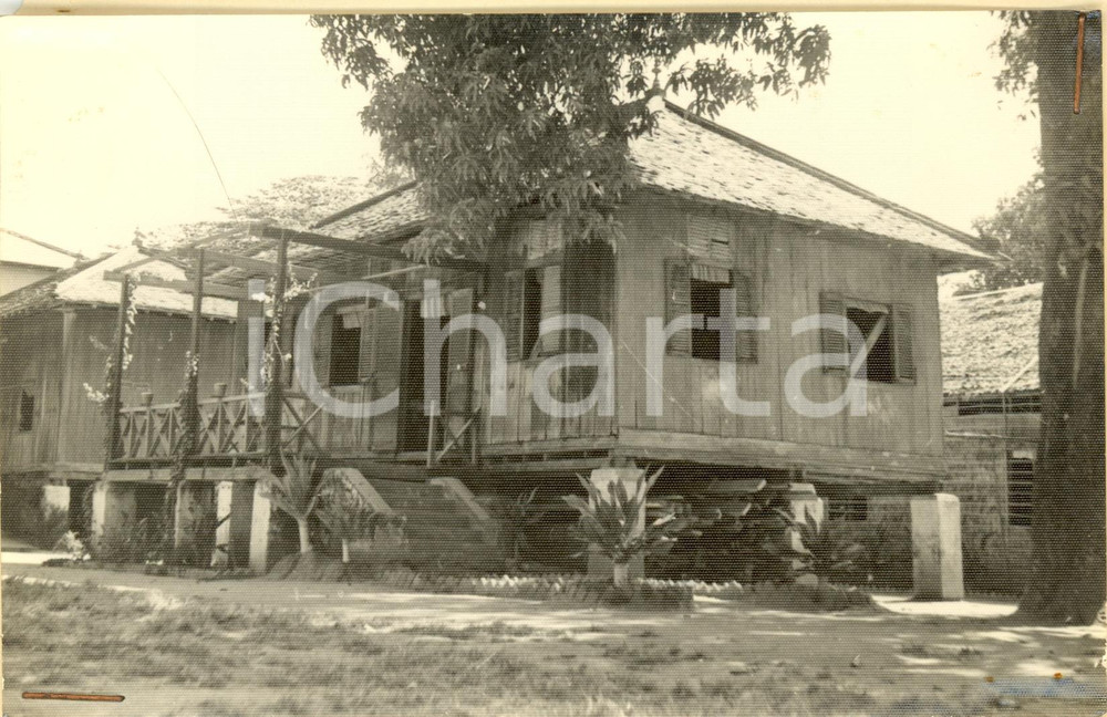 Fotografia d epoca originale 1955 ca CAMBOGIA Scuola CHAU PONHEA HOK Edificio in legno per una classe Foto 1