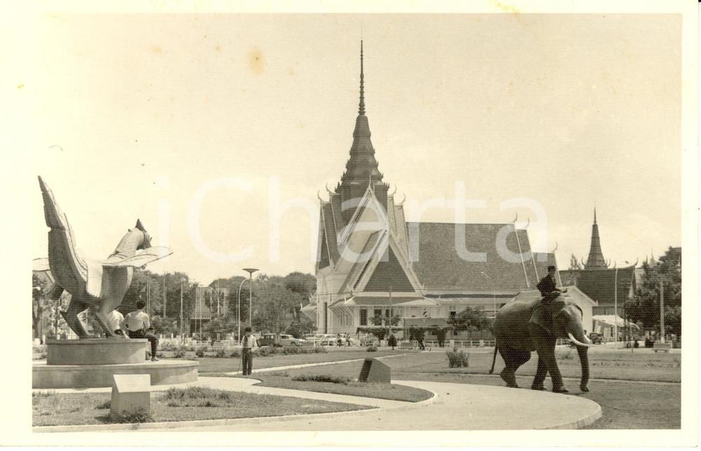 Cartolina originale da collezione 1975 ca PNHOMPHEN Cambodia Assemblea Nazionale ed elefante Cartolina RARA FP NV 1