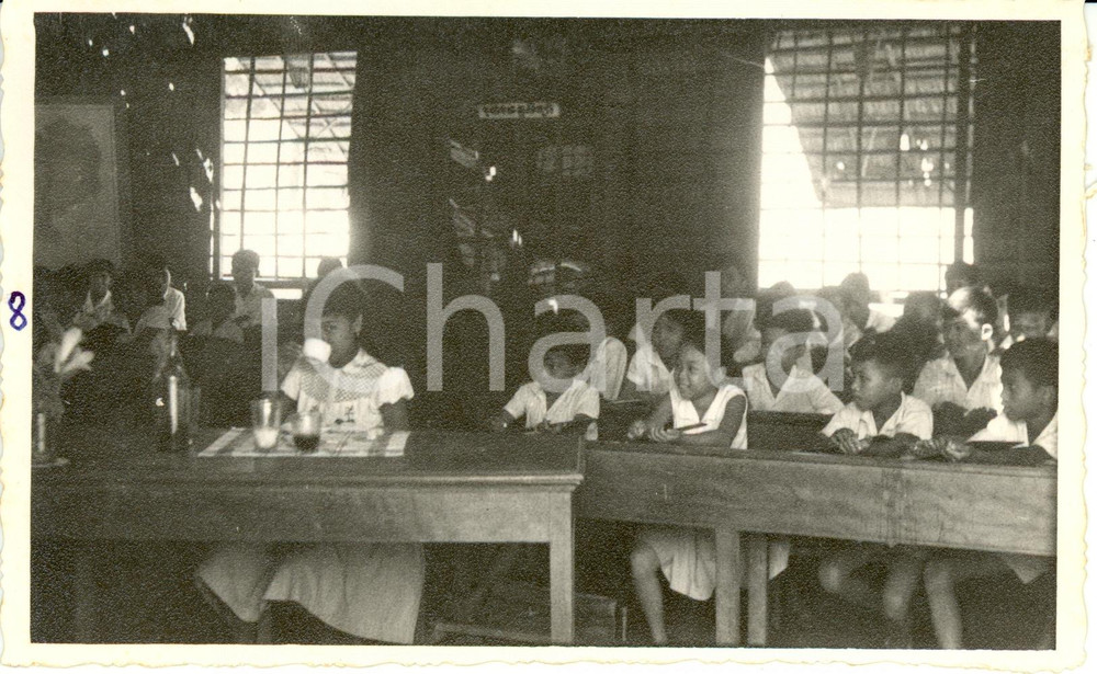 Fotografia d epoca originale 1955 ca CAMBOGIA Alunni durante lezione educazione alimentare Foto 13 x 8 cm 1