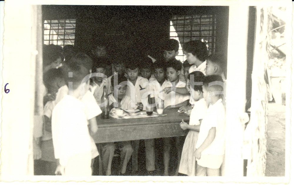 Fotografia d epoca originale 1955 ca CAMBOGIA Alunni durante lezione economia domestica Fotografia 13 x 8 cm 1