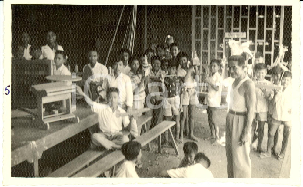 Fotografia d epoca originale 1955 ca CAMBOGIA Alunni mostrano oggetti in legno da loro realizzati Fotografia 1