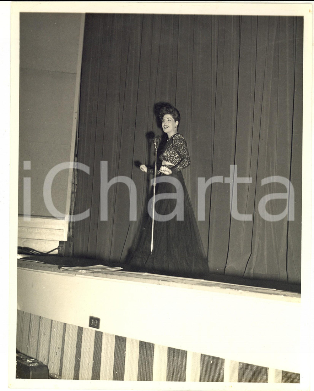 Fotografia d epoca originale 1960 ca FORT BRAGG USA Cantante in scena per l esercito Foto VINTAGE 26X20 cm 1