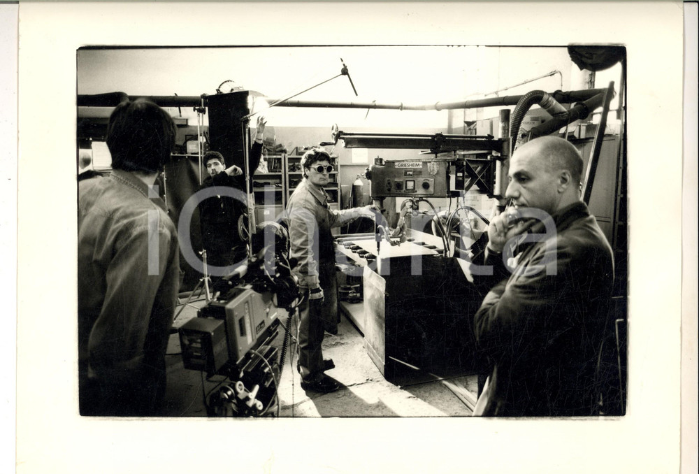 Fotografia d epoca originale 1997 ITALIA CINEMA Riprese su un set  Scena in officina Fotografia 30x24 1