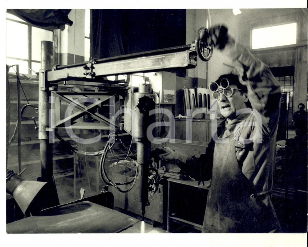 Fotografia d epoca originale 1997 ITALIA CINEMA Riprese su un set  Scena in officina Fotografia 24x10 1