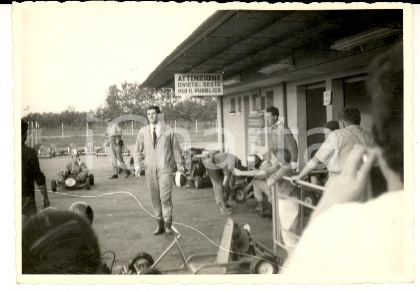 Fotografia d epoca originale 1963 VENEZIA MARGHERA Gara di go kart  Preparazione concorrenti Foto 10 x 7 1