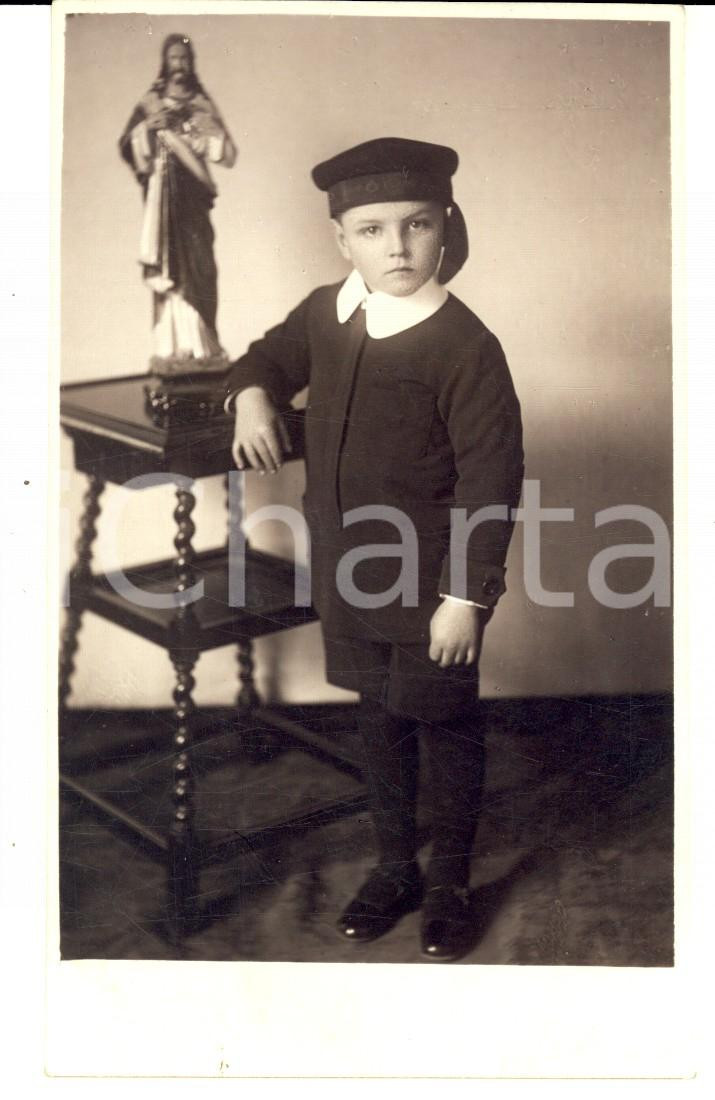 Fotografia d epoca originale 1930 ca PRIMA COMUNIONE ? Bambino posa con la statua di GesÃ¹ Foto VINTAGE 1