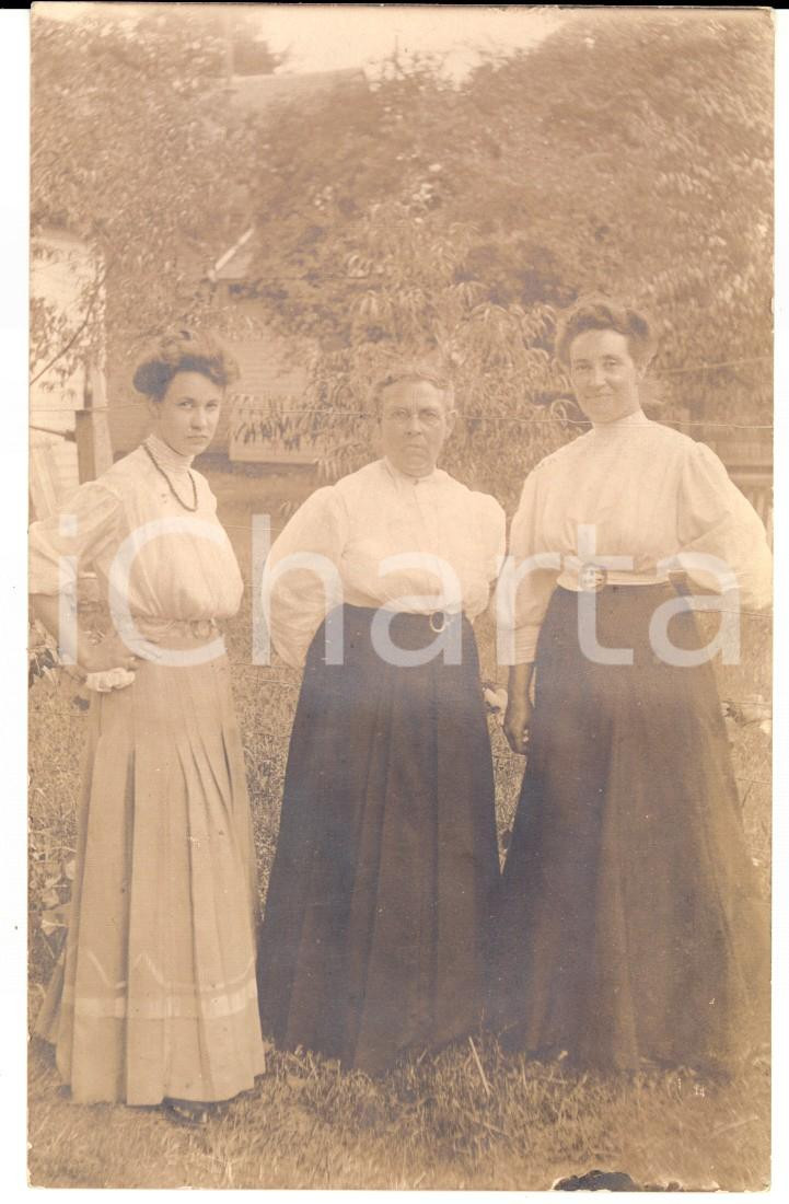 Fotografia d epoca originale 1910 ca STATI UNITI Due sorelle con la madre anziana in giardino OLD PHOTO 1