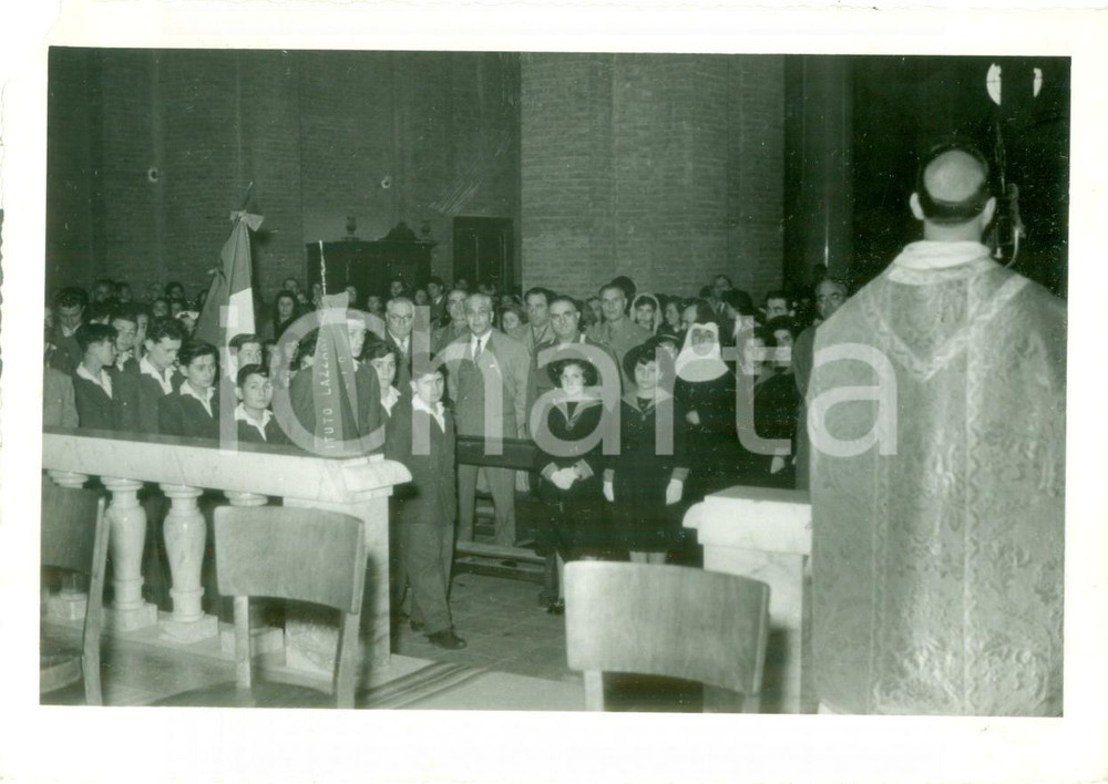 Fotografia d epoca originale 1950 ca TERNI Parroco benedice orfani dell Istituto LAZZARINI Fotografia 1