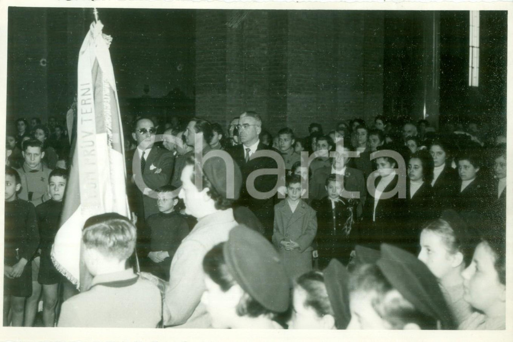 Fotografia d epoca originale 1950 ca TERNI Orfanelli dell Istituto LAZZARINI a messa per onorare Caduti FOTO 1