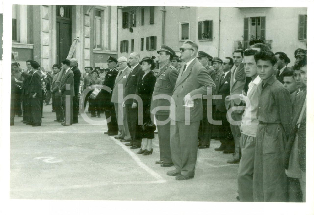 Fotografia d epoca originale 1950 ca TERNI Autorità e orfani Istituto LAZZARINI rendono onore ai Caduti FOTO 1