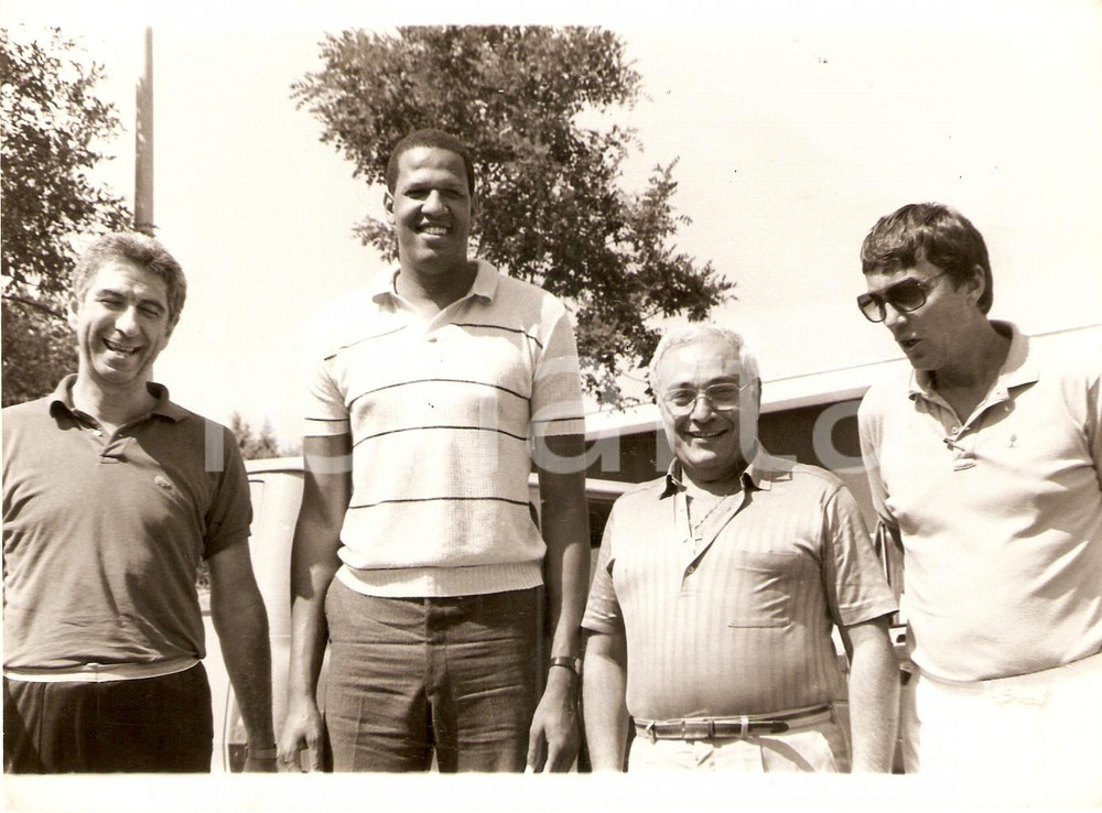 Fotografia d epoca originale 1984 BASKET Darren TILLIS accolto da staff VICTORIA LIBERTAS PESARO Foto 1
