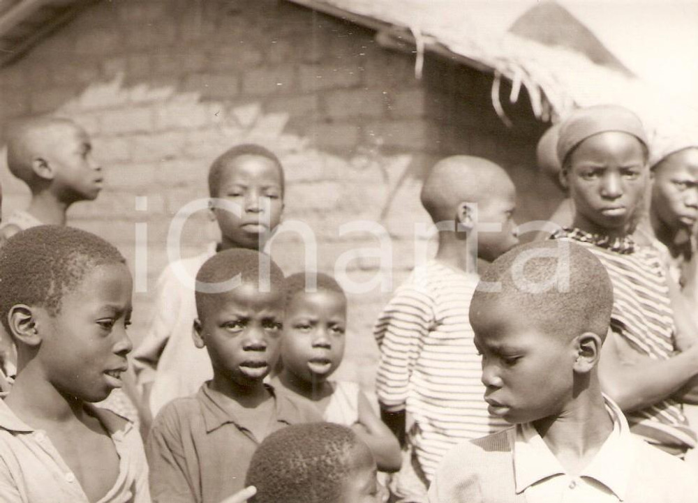 Fotografia d epoca originale 1970 ca KORHOGO COSTA D AVORIO Bambini indigeni Foto di gruppo 12x9 cm 1