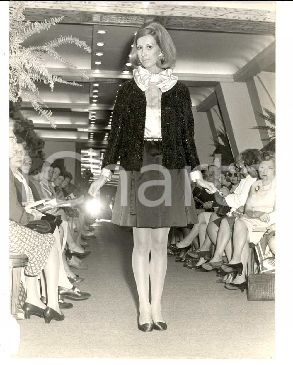 Fotografia d epoca originale 1965 ca PARIS MODA INVERNO VINTAGE Modella indossa gonna e camicia con fiocco 1