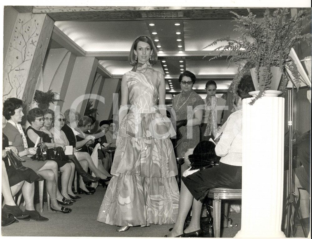 Fotografia d epoca originale 1965 ca PARIS MODA VINTAGE Modella sfila con abito da sera a balze Foto 1