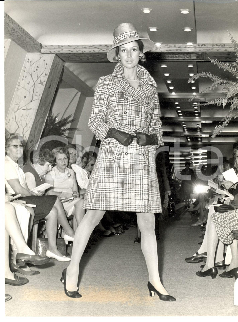 Fotografia d epoca originale 1965 ca PARIS MODA INVERNO VINTAGE Modella con cappotto a quadretti e cappello 1