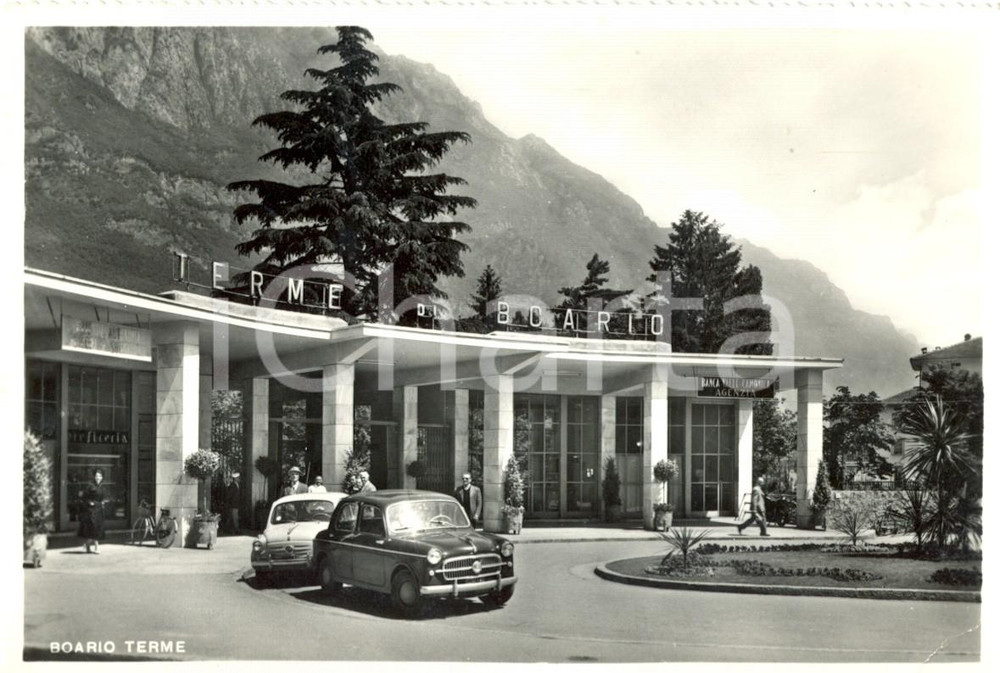 Cartolina originale da collezione 1961 DARFO BOARIO TERME BS FIAT 600 all Entrata e BANCA VALLE CAMONICA FG VG 1