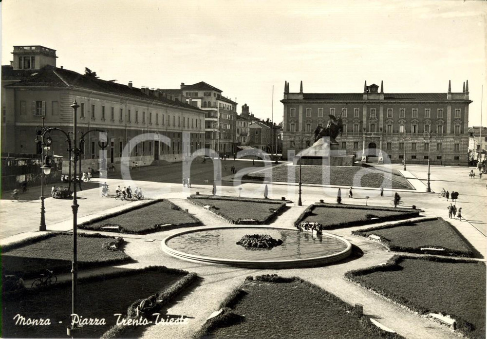 Cartolina originale da collezione 1951 MONZA MB Veduta panoramica di piazza TRENTO E TRIESTE ANIMATA FG VG 1