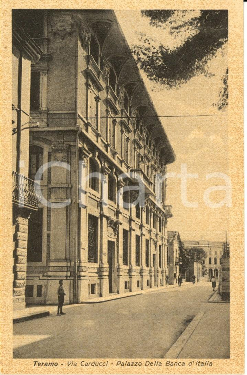 Cartolina originale da collezione 1915 ca TERAMO Palazzo della BANCA D ITALIA in via CARDUCCI ANIMATA FP NV 1