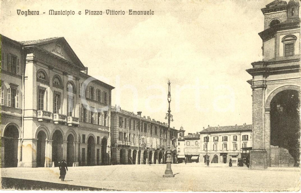 Cartolina originale da collezione 1917 VOGHERA PV Veduta di piazza VITTORIO EMANUELE con municipio ANIMATA FP NV 1