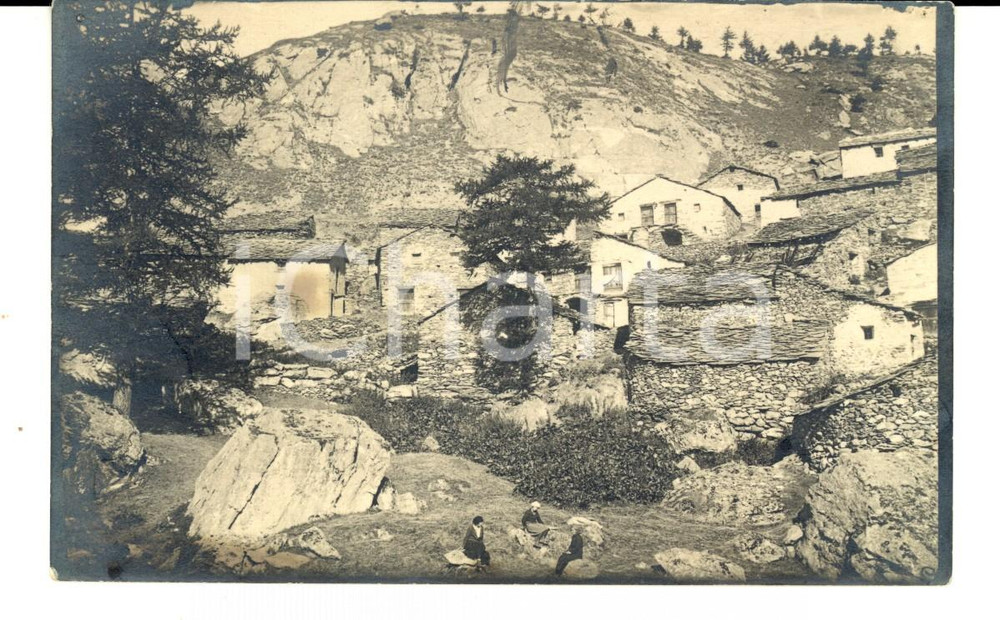 Fotografia d epoca originale 1923 GRANGE DELLA VALLE TO Escursionisti tra le case in pietra Foto FP 1