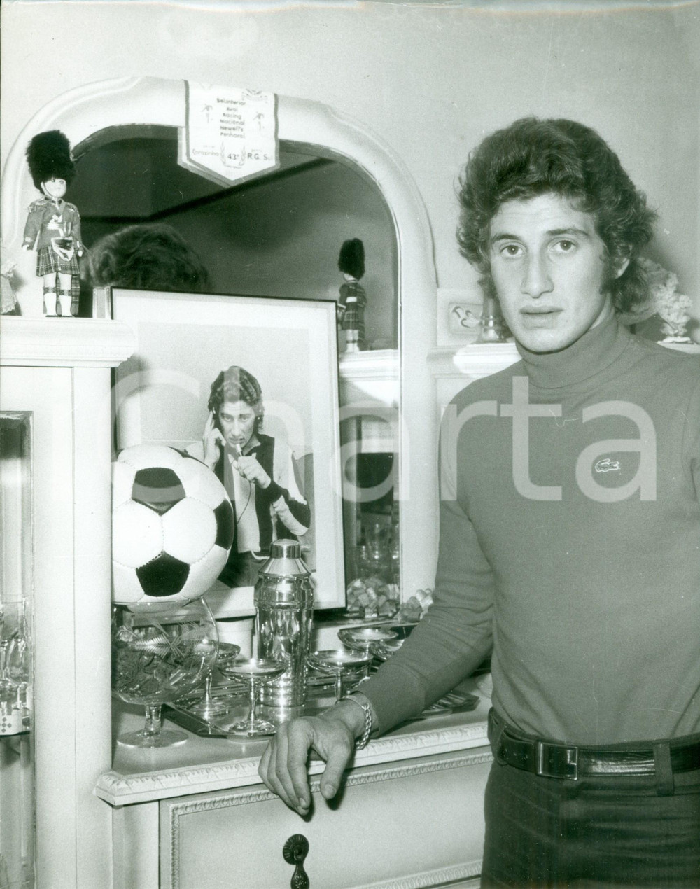 Fotografia d epoca originale 1980 ca MONTEVIDEO URUGUAY Calcio Fernando MORENA del PENAROL espone trofei 1