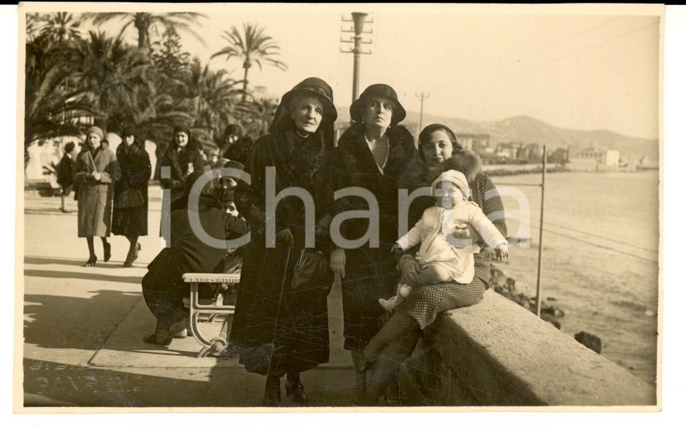 Fotografia d epoca originale 1920 ca SANREMO IM Famiglia al femminile posa sul lungomare Foto FP 1