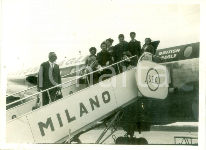 Fotografia d epoca originale 1964 MILANO Turisti sbarcano da un aereo della BRITISH EAGLE Foto cm 10 x 7 1