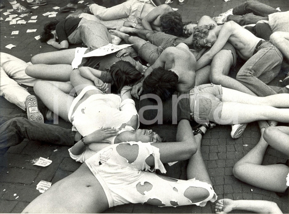 Fotografia d epoca originale 1982 BERLIN Giovani dimostranti contro il NUCLEARE Fotografia 24x18 1